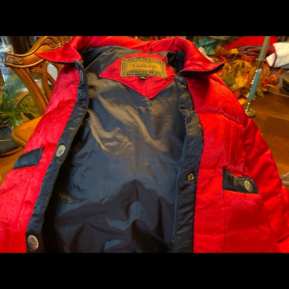 Vintage red puffer coat with black trim. Size Medium - Picture 4 of 4